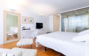 TV a/nebo společenská místnost v ubytování Hotel-Bodega Finca de Los Arandinos