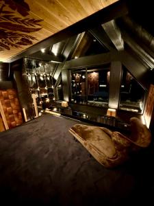 una habitación con sofá en el medio de una habitación en Chaletovo Mountain Residences, en Zakopane