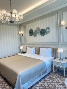 a bedroom with two beds and a chandelier at Oq uy Hostel Chilonzor in Tashkent