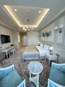 a hotel room with a bed and a table and chairs at Oq uy Hostel Chilonzor in Tashkent