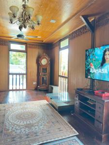 Et tv og/eller underholdning på Indah Desa Homestay