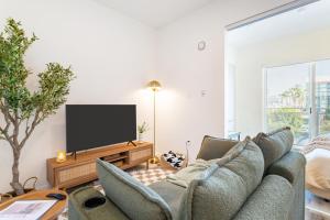 un soggiorno con divano e TV a schermo piatto di Boutique Mini 1 BD Residence a Los Angeles