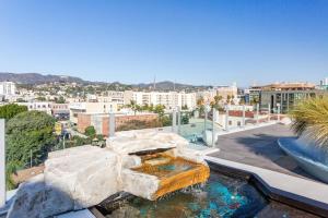 un edificio con una fontana in cima al tetto di Boutique Mini 1 BD Residence a Los Angeles