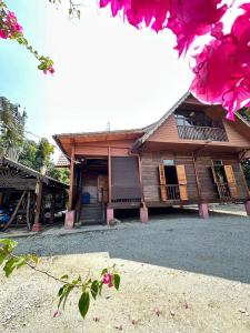 Bygningen som feriehuset ligger i + 12 billeder