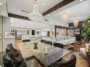 Et opholdsområde på Luxury Villa Heated Indoor Pool