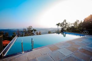 uma piscina com vista para as montanhas em The Odyssey Coorg em Madikeri