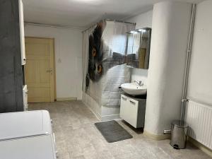 Koupelna v ubytování Boxenstop Ossendorf