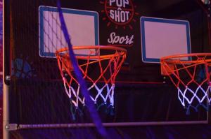 een basketbalring met een net in een gymzaal bij Amazing Paradiso Urbano: Pool - Hot Tub - GameRoom in San Diego +59 foto's