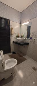 een badkamer met toilet en wastafel bij Pinewood Guest House in Islamabad