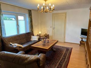 ein Wohnzimmer mit Sofa und Couchtisch in der Unterkunft Boxenstop Ossendorf in Warburg