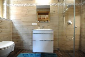 Koupelna v ubytování Glühwürmchenhütte und Romantikhütte + 55 fotografií