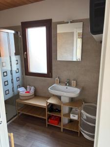 een badkamer met een wastafel en een spiegel bij Dependance Con Giardino A Pescara in Pescara +14 foto's