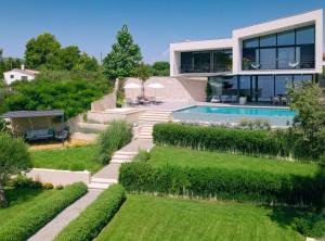 an image of a house with a swimming pool at Villa Katina in Sućuraj