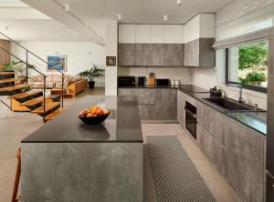 a kitchen with a bowl of fruit on a counter at Villa Katina in Sućuraj