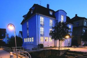 un grand bâtiment bleu avec un toit noir dans l'établissement Hotel Gasthaus Bock, à Reichenbach an der Fils