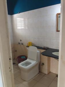 Koupelna v ubytování Vinayaka Deluxe Lodge + 42 fotografií