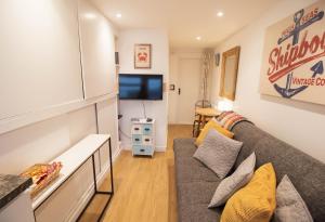 Et tv og/eller underholdning på Pebbles Apartment By Air Premier