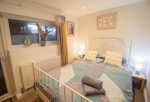 En eller flere senge i et værelse på Pebbles Apartment By Air Premier