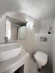 Ένα μπάνιο στο Fira Heart Studios +19 φωτογραφίες