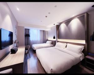 TV a/nebo společenská místnost v ubytování Orange Hotel Hangzhou West Lake Hefang Street