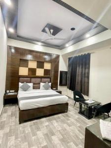 Postel nebo postele na pokoji v ubytování Hotel Radiance, Karol Bagh, New Delhi + 9 fotografií