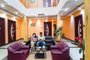 Et opholdsområde på FabHotel Rajathi Holiday Peak