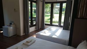 バーン・タマプランにあるNiche Khaoyaiのタオルが敷かれたベッドが2つある寝室