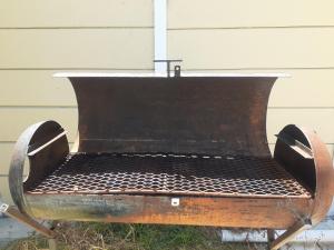 una vecchia griglia arrugginita appoggiata sull'erba di Bird Whistle a Zeekoevlei