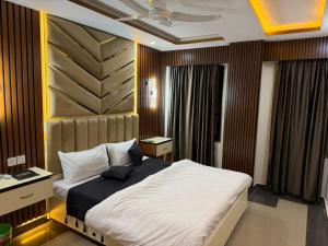 Postel nebo postele na pokoji v ubytování Osma Living Apartment Peshawar + 28 fotografií