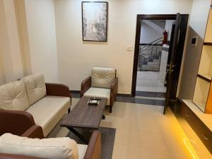 Posezení v ubytování Osma Living Apartment Peshawar