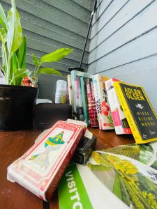 Η βιβλιοθήκη του ξενώνα