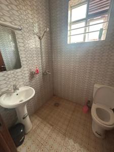 Koupelna v ubytování Ikirunga Art Center