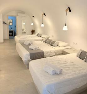 Ένα ή περισσότερα κρεβάτια σε δωμάτιο στο Fira Heart Studios