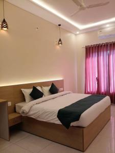 Una cama o camas en una habitación de Aamaya