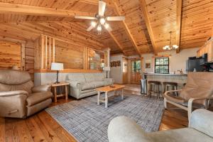 Posezení v ubytování Ozarks Oasis cabin + 46 fotografií