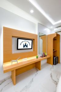 Una sala de estar con un televisor en la pared. en Hotel New King Castle International- Free Airport Pick up, en Nueva Delhi 46 fotos más