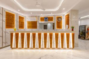 una escalera en una habitación con persianas de madera en Hotel New King Castle International- Free Airport Pick up, en Nueva Delhi