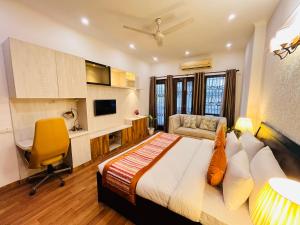 Un dormitorio con una cama, un escritorio y una silla. en Abode Residency near USA Embassy Delhi Safdarjung Enclave New Delhi, en Nueva Delhi