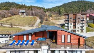 Babex Panorama في باكورياني: منزل به كراسي على سطح مبنى