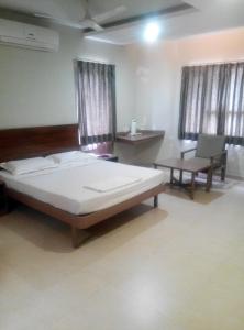 Ένα ή περισσότερα κρεβάτια σε δωμάτιο στο Raj classic inn