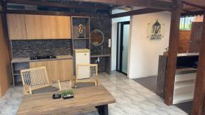 Η κουζίνα ή μικρή κουζίνα στο Ndalem Argupta by WISESA Hospitality