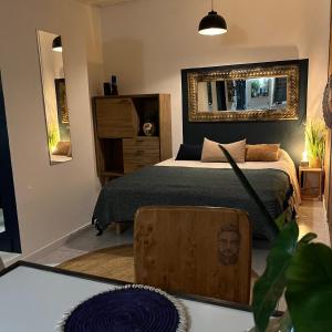 Ένα ή περισσότερα κρεβάτια σε δωμάτιο στο Studio Saint-Pierre