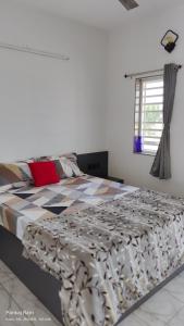 Shree Krushn في بهوي: غرفة نوم بها سرير مع لحاف عليه