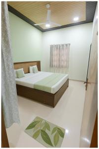 a bedroom with a bed in a room at Dori Bazar Road Hotel Saurav Premium Palace Near Yamuna River - Shri Dwarkadhish Temple - Free Wi-Fi-Restaurant Car Parking facilities - Room Service ree Wifi # Free Wifi - Fully Air conditioning Room - Best Budget Hotel In Mathura in Mathura