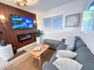 TV a/nebo společenská místnost v ubytování Urban Zen 2 - Luxury Remodel - Gr8 Deal- WOW