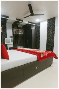 a bedroom with a large bed with a ceiling fan at Dori Bazar Road Hotel Saurav Premium Palace Near Yamuna River - Shri Dwarkadhish Temple - Free Wi-Fi-Restaurant Car Parking facilities - Room Service ree Wifi # Free Wifi - Fully Air conditioning Room - Best Budget Hotel In Mathura in Mathura +9 photos