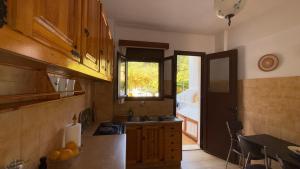 Η κουζίνα ή μικρή κουζίνα στο Alekos Beach Houses-Waters Edge