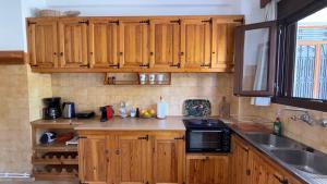 Η κουζίνα ή μικρή κουζίνα στο Alekos Beach Houses-Waters Edge +22 φωτογραφίες