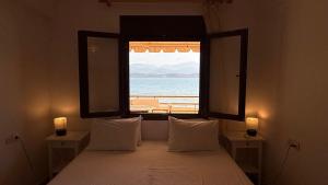 Ένα ή περισσότερα κρεβάτια σε δωμάτιο στο Alekos Beach Houses-Waters Edge