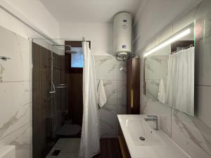 Ένα μπάνιο στο Alekos Beach Houses-Waters Edge